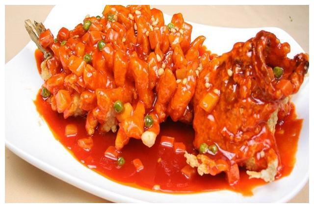 经典苏菜松鼠桂鱼吃起来酸甜可口色香味俱全