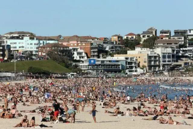 媒体：安静，带着怨恨，澳洲邦迪海滩因冠状病毒被关闭