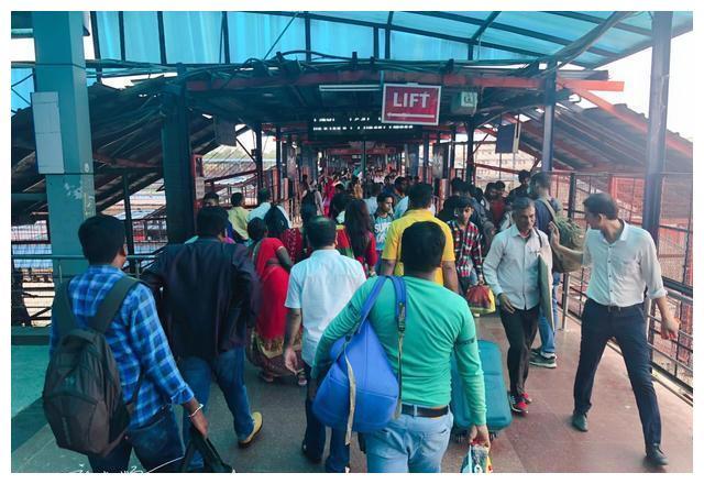 实拍印度新德里火车站，中国游客差点被吓到：这里真是印度首都？