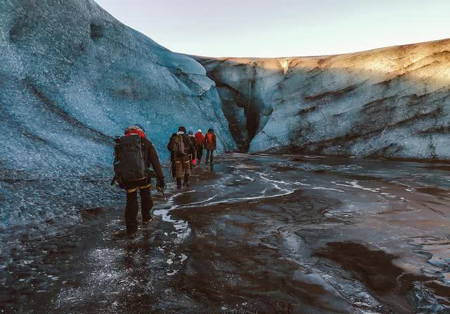 他徒步两个小时抵达冰岛洞穴，捕捉大自然的野性力量