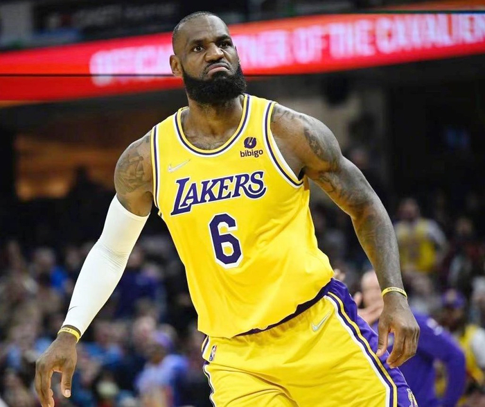 詹姆斯NBA直播精彩集锦展现超强统治力再度封神之夜