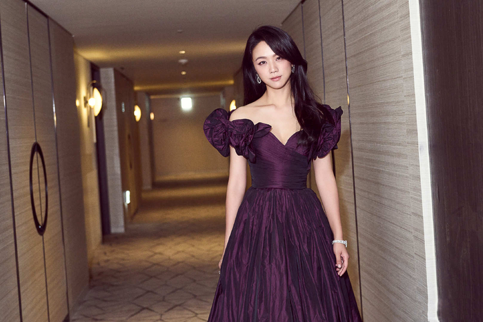 汤唯身穿 elie saab 2024秋冬系列深紫色古典礼服裙亮相