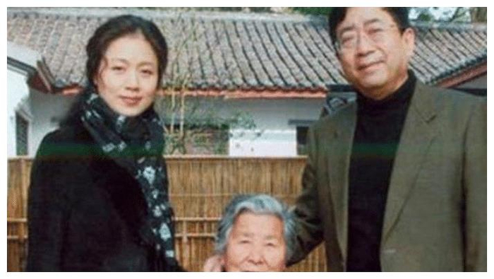 李红:相伴余秋雨14年却抵不过新欢,独自承受泪水给女儿一个家