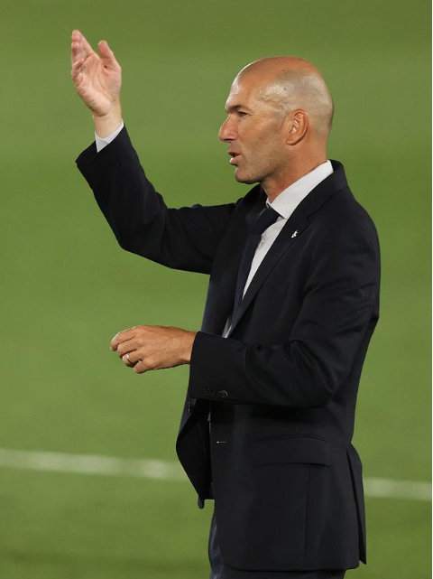 其中齐达内本来对拜仁主帅这个位置比较感兴趣,拜仁作为超级豪门球队