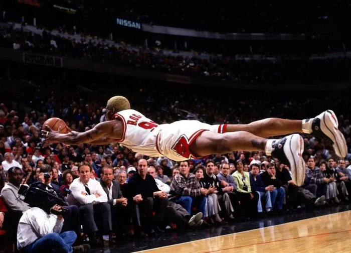 不喜欢得分,只喜欢抢篮板,罗德曼辅佐乔丹夺取三连冠