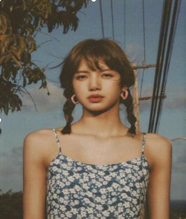Lisa不愧为泰国万人迷，穿衣服搭配和普通人不一样，值得学习