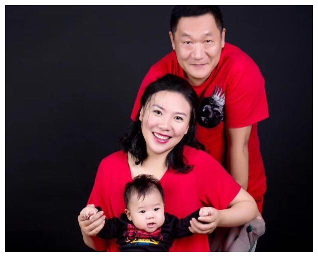 谢东的妻子名叫谭静怡,其身份是圈外人,关于谭静怡的个人信息网上并没
