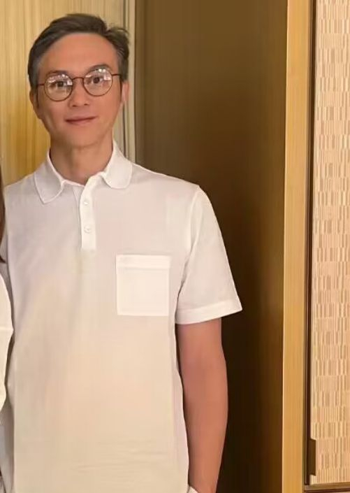 袁咏仪夫妇西班牙度假51岁张智霖染奶奶灰发色近照依然帅气