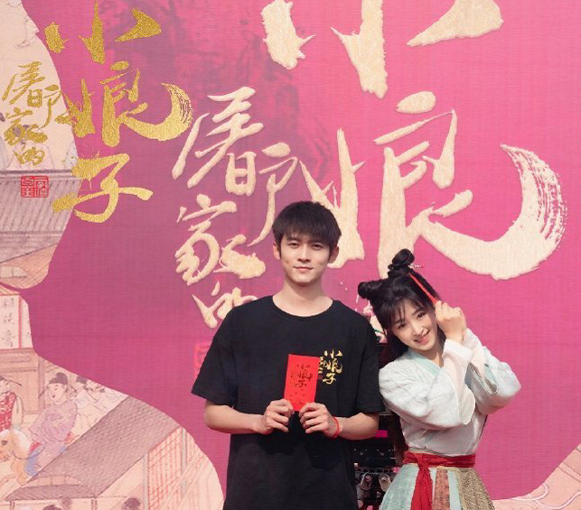 张含韵新恋情曝光,男友是“五竹叔”佟梦实,两人甜蜜牵手回酒店|佟梦实|张含韵|五竹