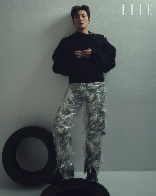 韩国艺人池昌旭魏嘏隽携手拍杂志写真