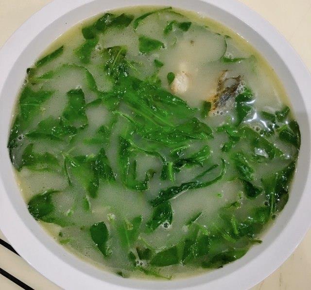 生鱼骨滚枸杞叶汤饭，营养丰富，汤鲜味美