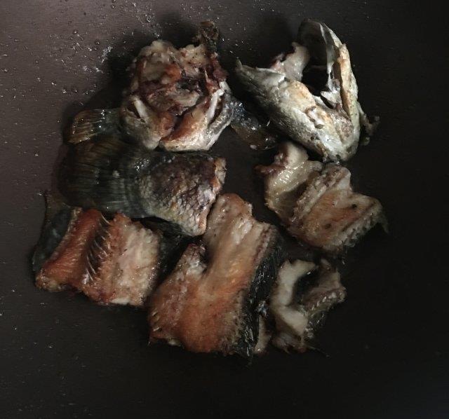 生鱼骨滚枸杞叶汤饭，营养丰富，汤鲜味美