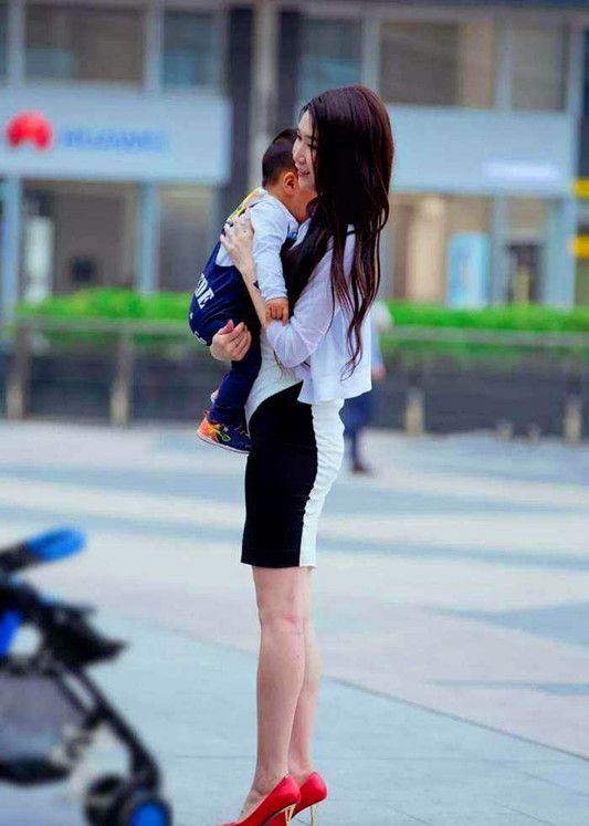 时尚宝妈靓丽装扮,带娃逛街依然精致可人,展示不凡魅力|宝妈|宝宝|时尚