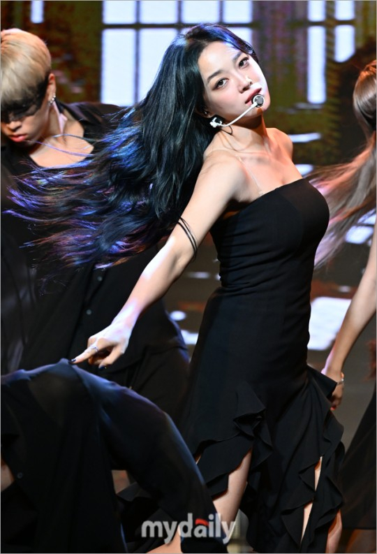 韩国女歌手金世正首张正式专辑门发布会
