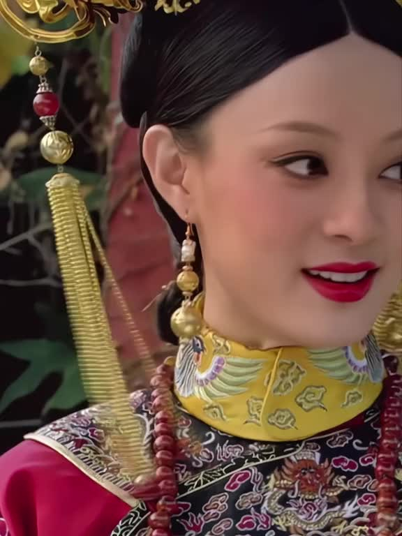 甄嬛这套红色的衣服我觉得最好看!