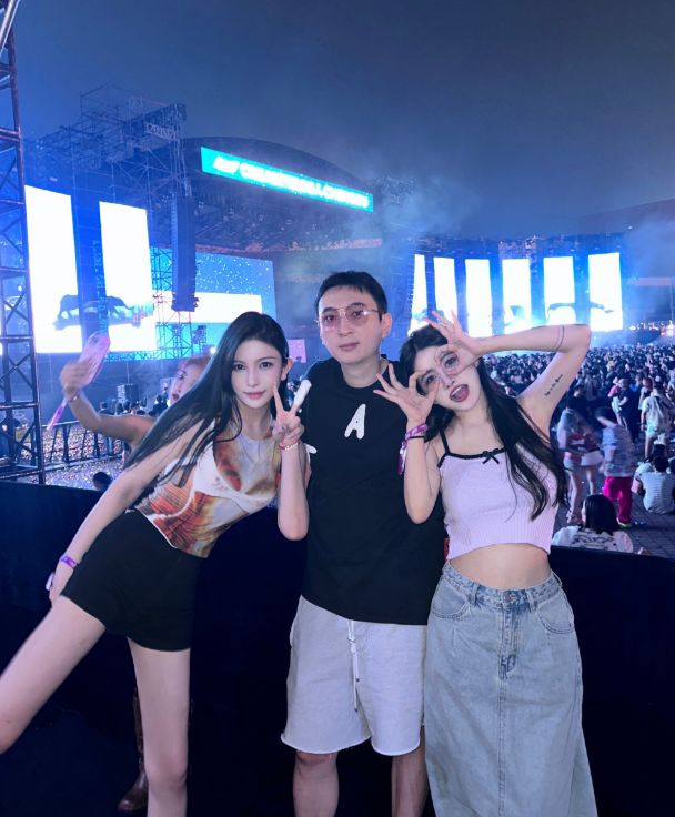 左拥右抱两位美女,头发稀少发福明显|王思聪|音节|美女_新浪新闻