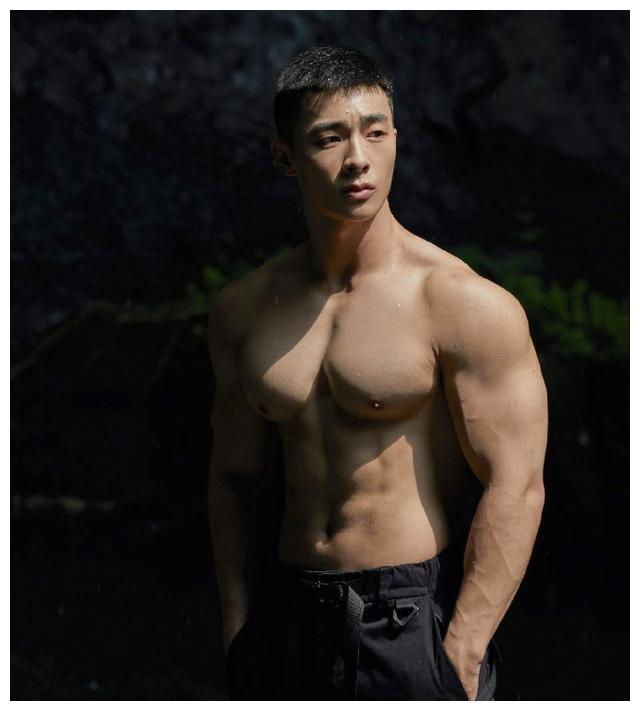 户外大胆写真,小哥哥白衬衫下的年轻肌肉精壮身体