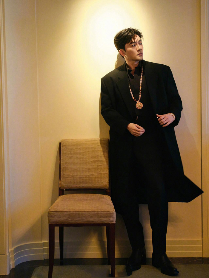 苏有朋身穿allblack西服套装长西装走路带风