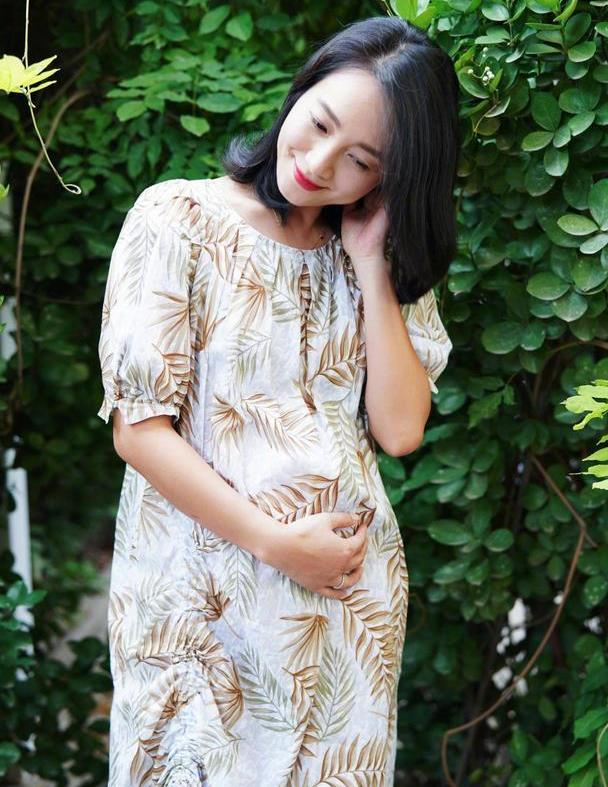 穿紧身裙秀二胎孕肚,对镜甜笑有意无意秀大钻戒__财经头条