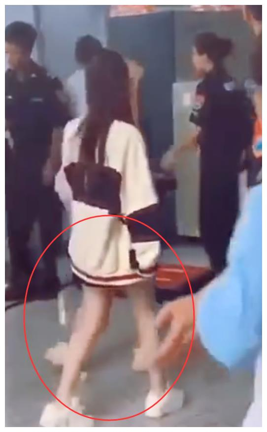 都在吐槽鞠婧祎长得矮,过安检被路人抓拍到生图,看出真实身高
