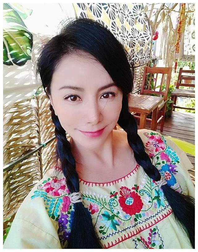 52岁田丽罕露面,下巴拔尖脸部充气感严重,被指网红风太浓|田丽_新浪娱乐_新浪新闻