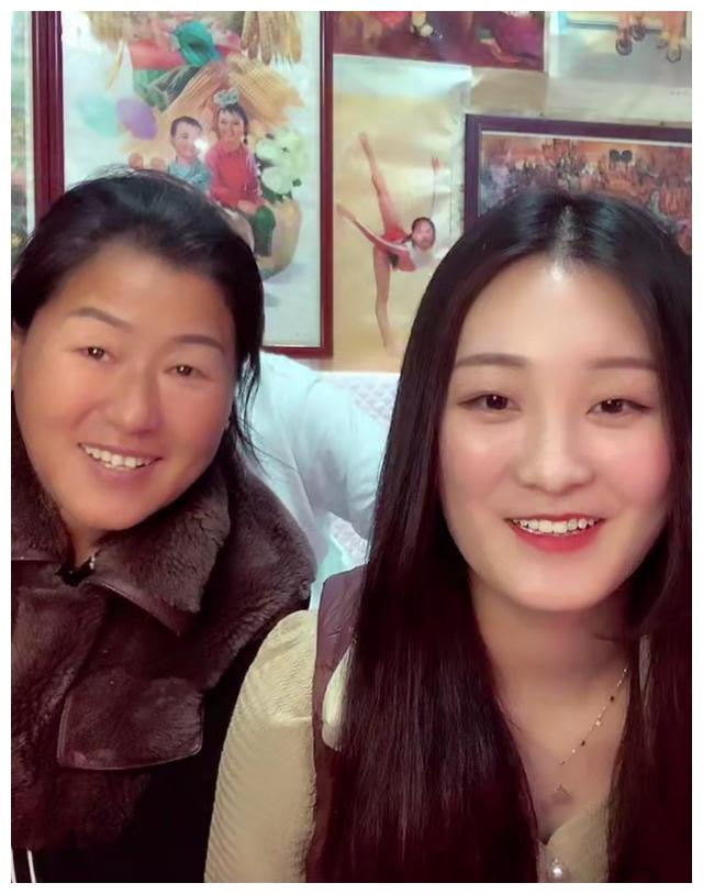 大衣哥儿媳妇天天直播,大衣嫂太抢镜,大衣哥很无奈!