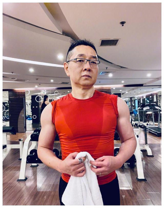 主持人张绍刚48岁沉迷健身,瘦身后被指没精神,晒肌肉照健硕有型