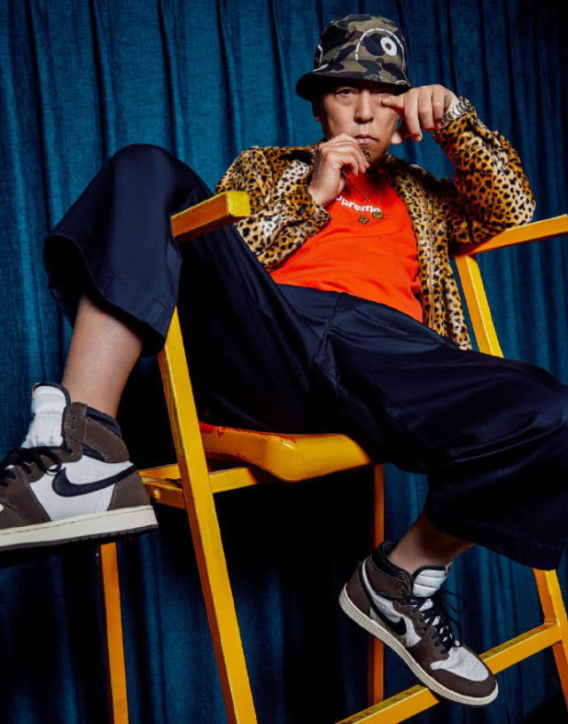 而在不久前,"苏大强"倪大红更是登上时尚杂志,运动装外面搭