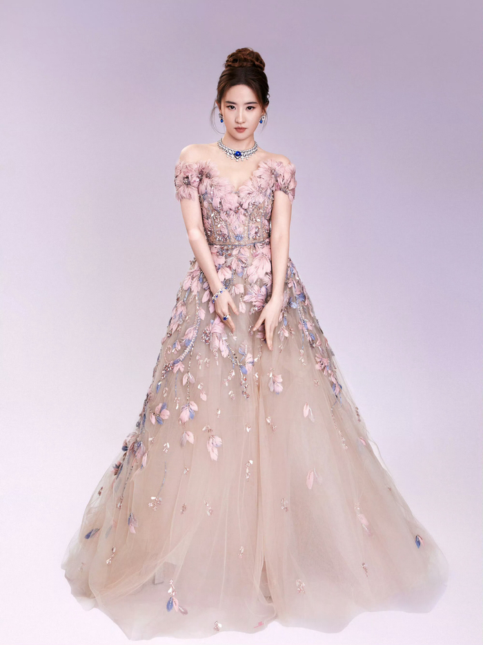 刘亦菲活动造型eliesaab2023秋冬高定粉色羽毛长裙