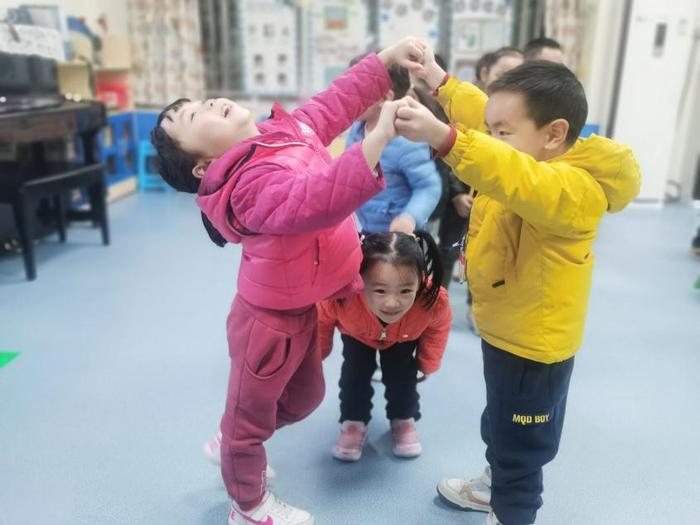 吃火鍋，唱童謠濃濃年味讓兩江新區金山第一幼兒園萌娃們樂翻天