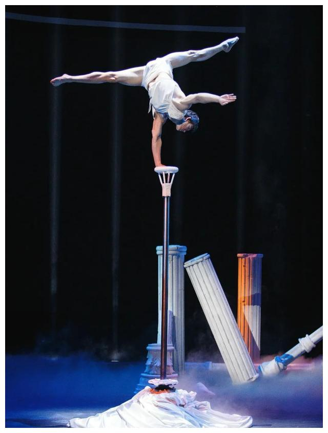 技惊四座|杂技|李童_新浪新闻