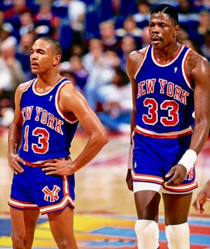 尤因职业生涯没有总冠军,所以他是90年代四大中锋垫底的存在