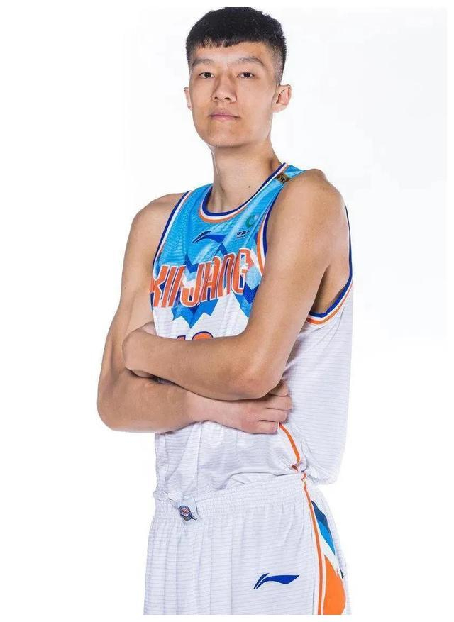 新疆男篮中锋朱传宇身高226cm,有小姚明之称,篮坛人才未来可期|中锋