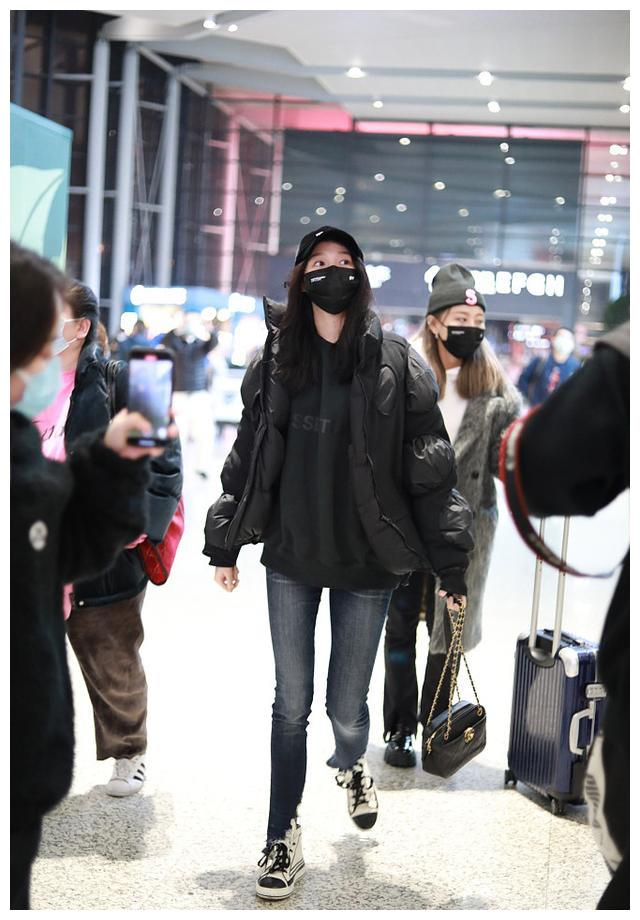 关晓彤穿紧身牛仔裤长腿吸睛表情呆萌可爱