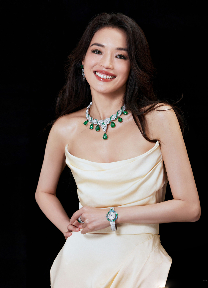 舒淇身着schiaparelli2023秋冬礼服亮相长裙仿佛为她而生