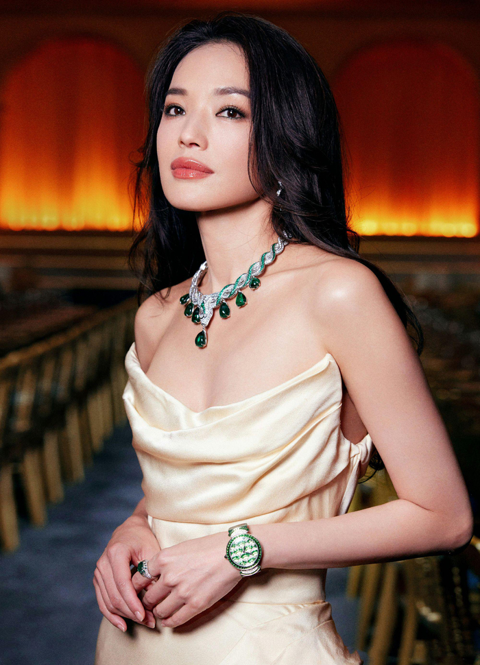 舒淇身着schiaparelli2023秋冬礼服亮相长裙仿佛为她而生