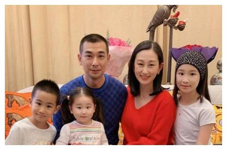 在事业上火爆的赵文卓,在张国荣的介绍下与梅艳芳相识相恋,不过短短