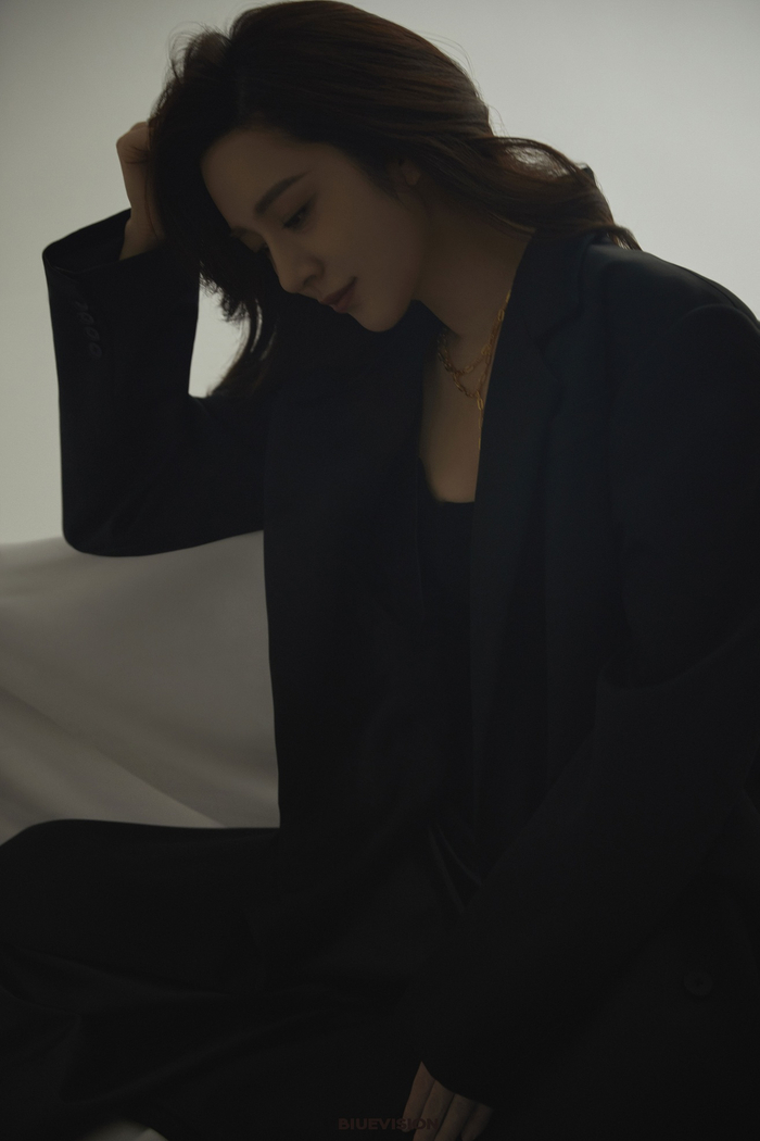 王晓晨封面大片曝光黑色西装诠释别样性感