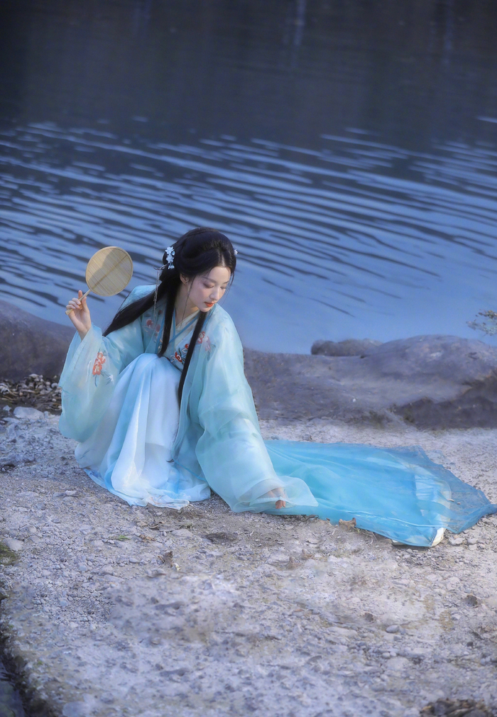 王楚然古装提灯古风美人惊艳时光与你共度佳节