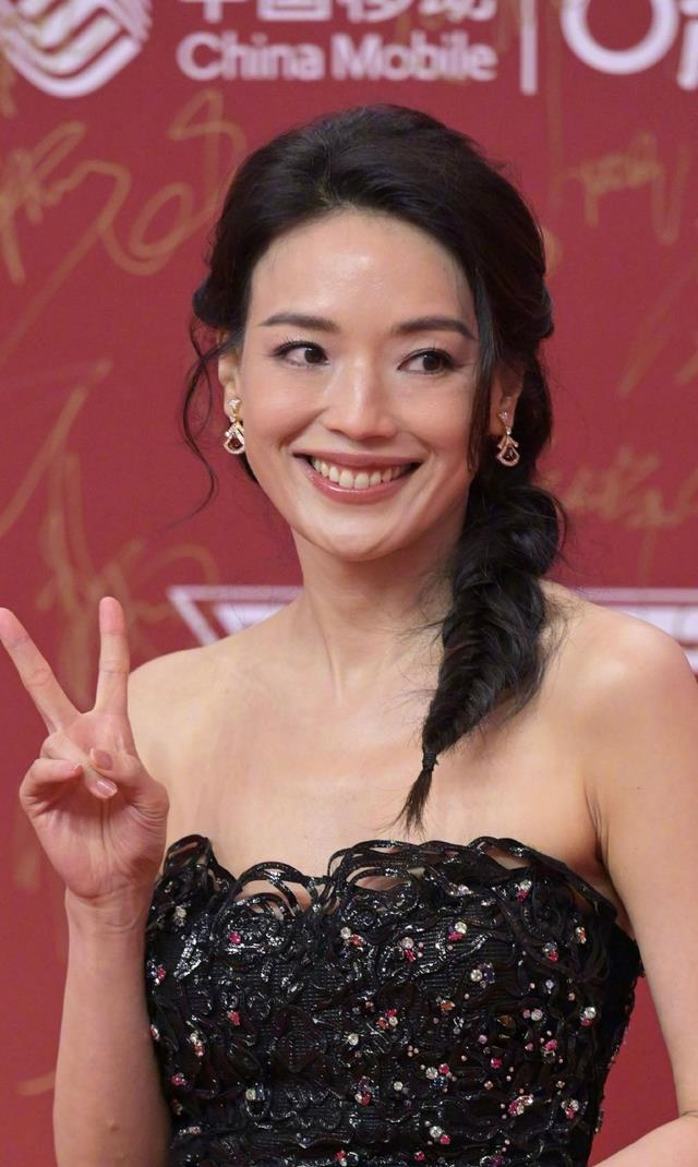 吴京晒和沈腾舒淇夏雨合照,上影节后台笑容好灿烂,引起热议