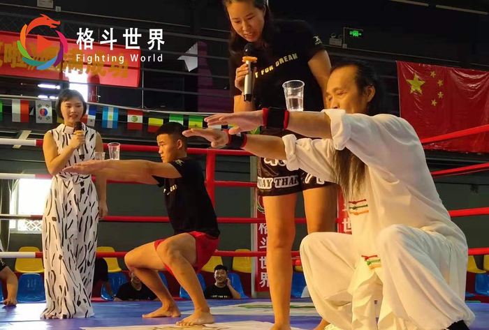 传武大师个个功力深厚,扎马步大赛带红布条抢镜