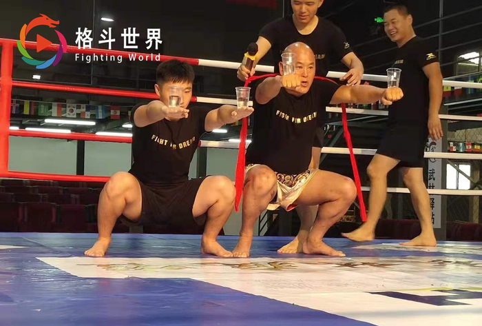传武大师个个功力深厚,扎马步大赛带红布条抢镜