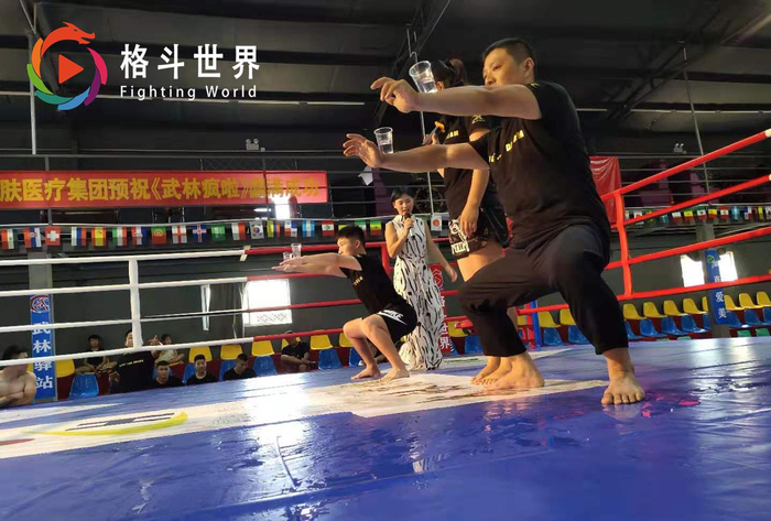 传武大师个个功力深厚,扎马步大赛带红布条抢镜