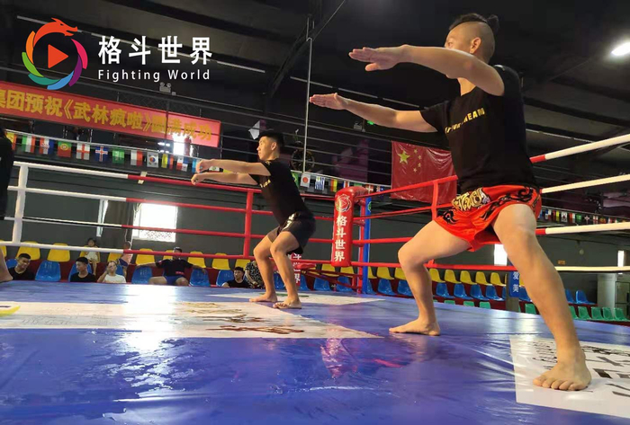 传武大师个个功力深厚,扎马步大赛带红布条抢镜
