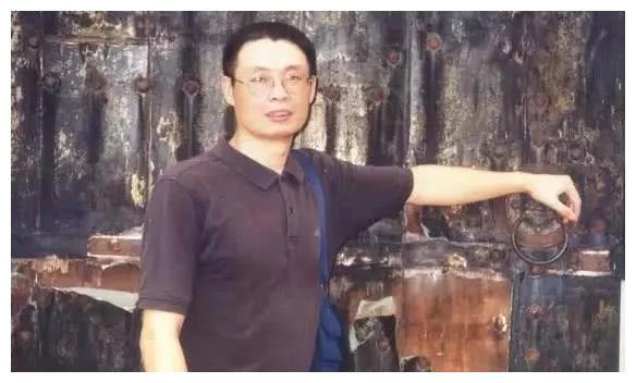 中国谍战之父：12岁与父亲决裂，语文高考60分，曾被退稿17次