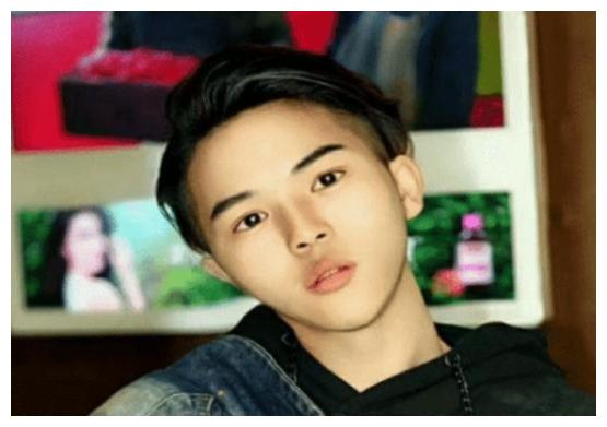 小时候在周星驰电影被弹JJ的男孩,终于长大了,如今却长成这样