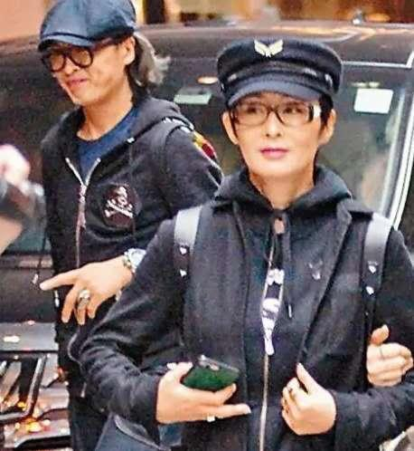 52岁张敏与小男友亲密合照曝光，脸变尖太多，感情稳定却多年不婚