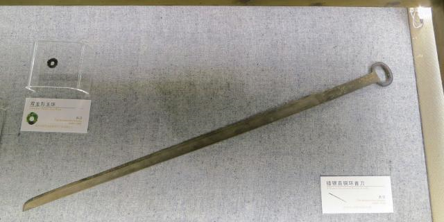 史进的兵器三尖两刃刀上,为什么有八个环?环有何作用