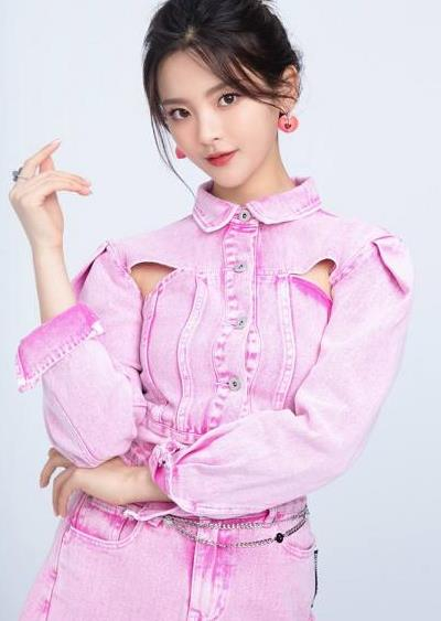 杨超越穿粉色牛仔套装,扎高丸子头脚蹬马丁靴,造型娇俏又甜美