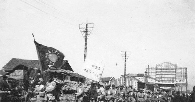 老照片:1926-1928,北伐战争8张老照片,图8蒋介石帅气十足!
